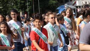 В Димитровград парад на отличниците и награди за дейци на