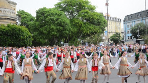64 блока се включват в шествието за 24 май