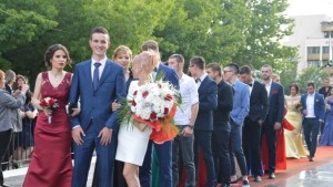 Цветна арка и червен килим за абитуриентите в Благоевград