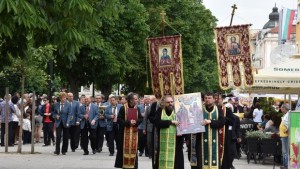 С внушително шествие и тържествен ритуал Плевен отбеляза 24 май