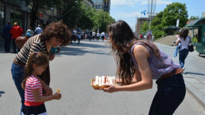 Младите социалисти подариха българска поезия на великотърновци