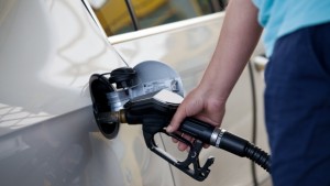 Стачка заради трудовата реформа блокира петролните рафинерии във Франция