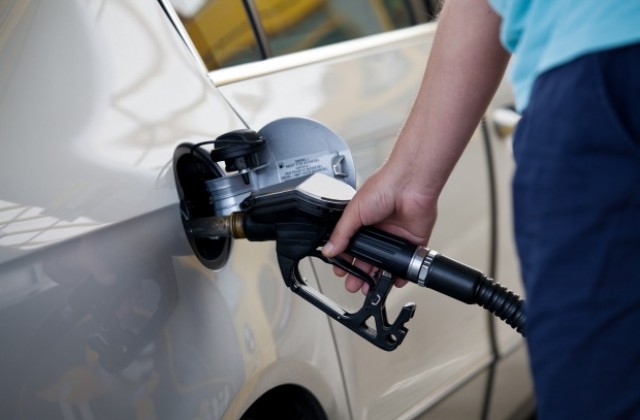 Стачка заради трудовата реформа блокира петролните рафинерии във Франция