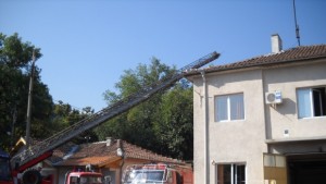 Изгоря къща в село Шишковци и покъщнина в жилище в