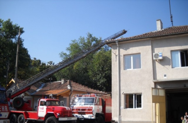 Изгоря къща в село Шишковци и покъщнина в жилище в Бобов дол