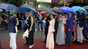 Близо 800 великотърновски абитуриенти дефилират като филмови звезди СНИМКИ