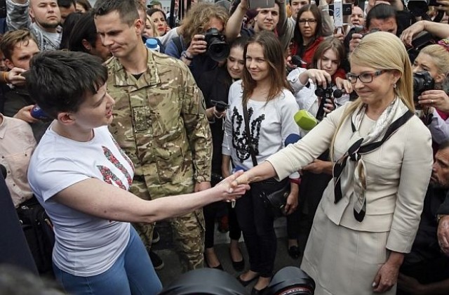 Размениха украинския пилот Надежда Савченко за двама руски войници