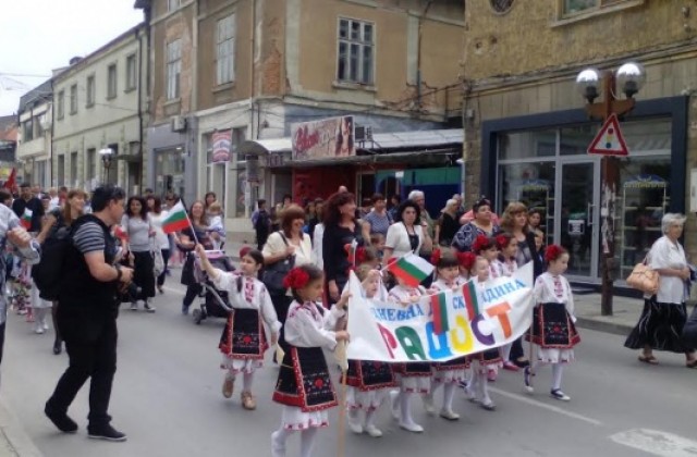 Стотици се включиха в общоградското честване на 24 май в Свищов