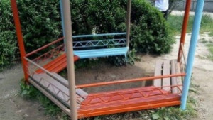 МГЕРБ Сливен освежиха детска площадка с три беседки в село