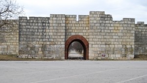 Ремонтират паметника на Цар Борис в Плиска