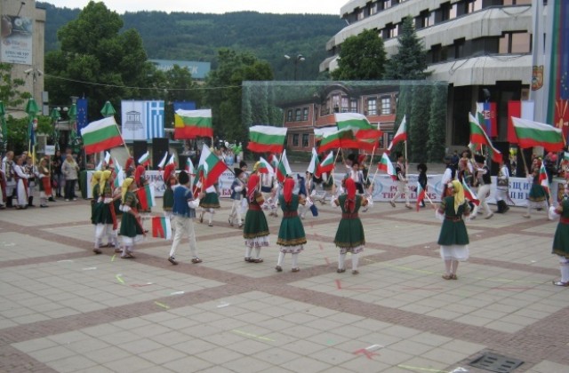 Над 1000 танцьори ще се включат във фолклорния фестивал „Мир на Балканите