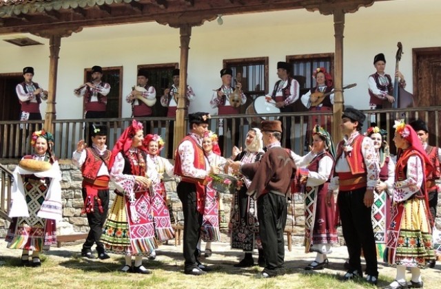 Фолклорен ансамбъл Тунджа участва в международен фестивал