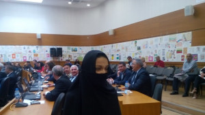 Съветничка влезе с бурка на сесията на градския парламент