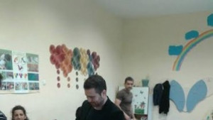 Млади социалисти подариха учебни помагала на наймалките ученици в Лясковец