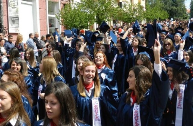 Абитуриентите в Гоце Делчев в шествие на младостта и красотата