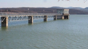 Изпускат контролирано язовир Жребчево