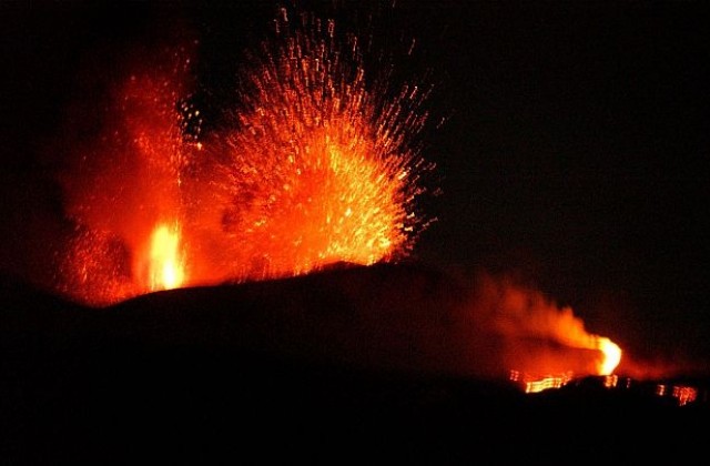 Вулканът Етна запрати в небето червени потоци от лава (ВИДЕО)