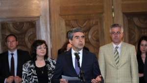 Президентът изпрати младежи от институции на бал с призив да