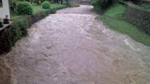 Облачно кратък дъжд