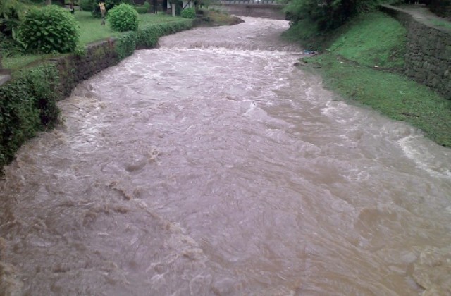 Облачно, кратък дъжд