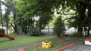 Освежиха двора на детска ясла Гергана за 50та й годишнина