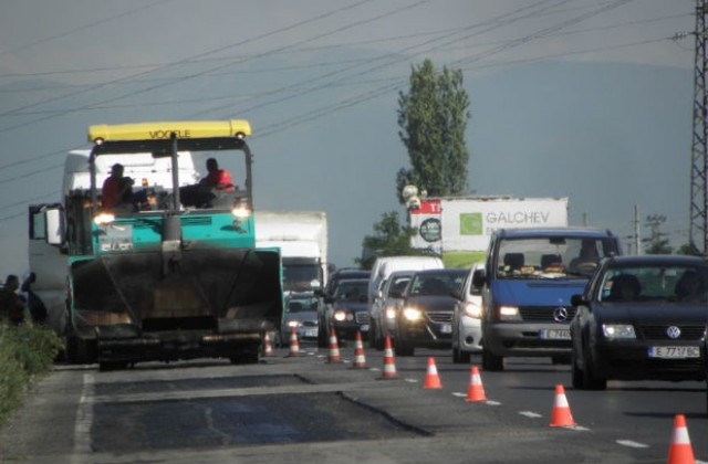 Ремонт на пътя край Благоевград предизвика задръствания