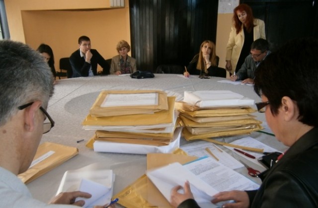 22 фирми се конкурират за над 3 млн. лв. и санирането на 6 блока в Дупница