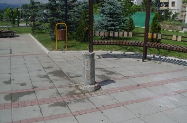 Ремонтират изпочупените от вандали чешма  и скейтборд площадка в парка на Благоевград