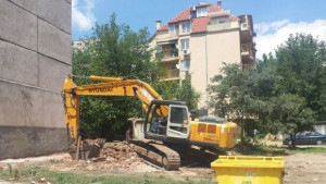 Премахнаха опасна сграда в Благоевград