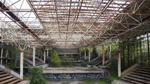 Незавършена мегаструктура тъне в бурени и забрава СНИМКИ