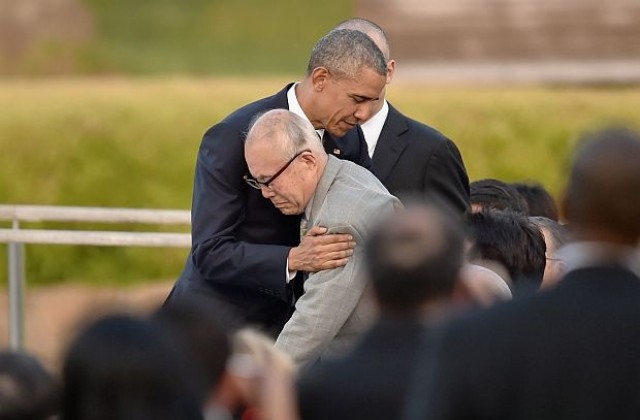 Прегръдка на Обама с оцелял от Хирошима стана символ на визитата му