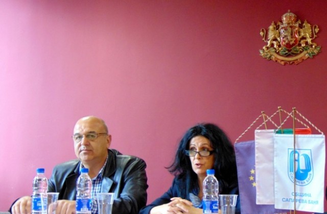 Информационна среща за сливането на двете училища в Сапарева баня
