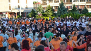 Народни хора огласиха град Казанлък