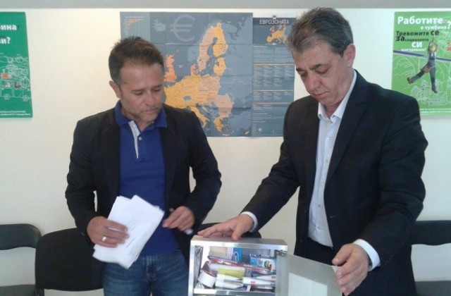 Реформатори даряват 400 домашни аптечки на хора в затруднено положение