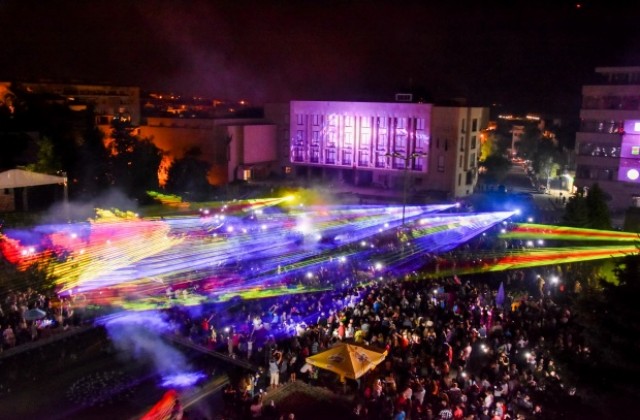 Над 25 000 души наблюдаваха уникалното лазерно светлинно шоу в Г. Оряховица