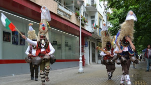 Кукери откриха Улица на занаятите в Казанлък