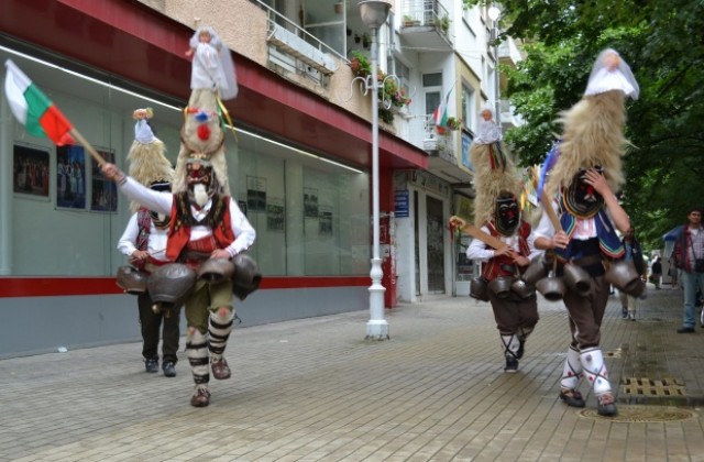 Кукери откриха Улица на занаятите в Казанлък