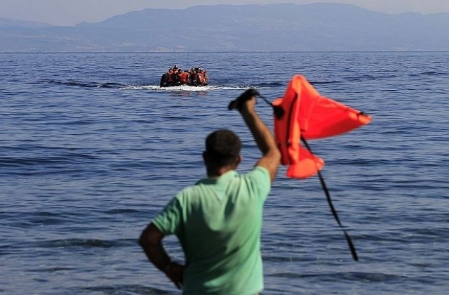 Снимки с удавено бебе на бежанци разтърсиха света