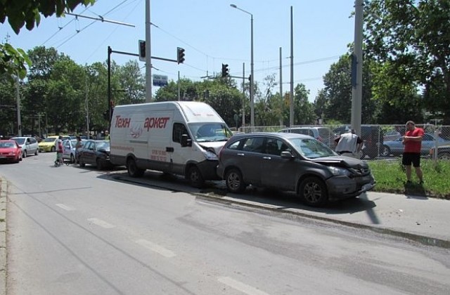 Верижна катастрофа близо до спирка в Русе (СНИМКИ)