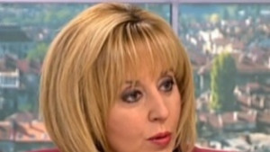 Мая Манолова награждава деца дарили коса за болни малчугани