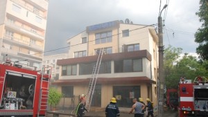 Пожар в административна сграда в Хасково ВИДЕО