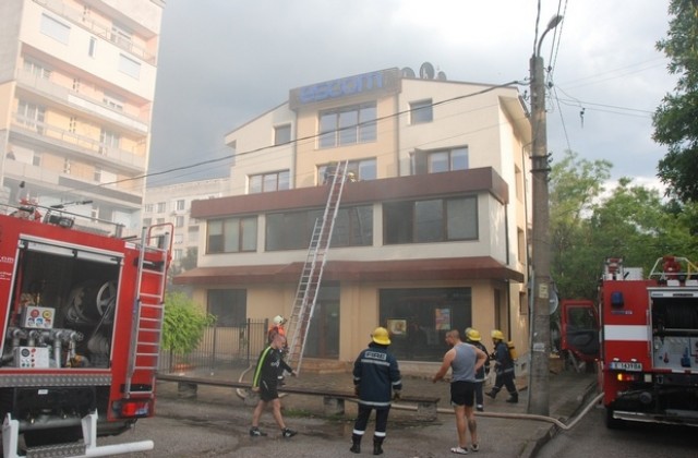Пожар в административна сграда в Хасково (ВИДЕО)
