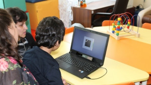 Програма помага на децата със специални потребности да работят с