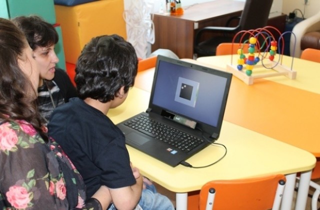 Програма помага на децата със специални потребности да работят с компютър