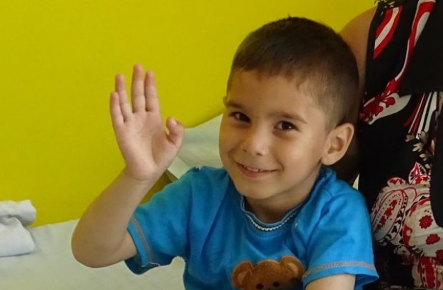 СДС зарадва малчуганите в детското отделение на болницата