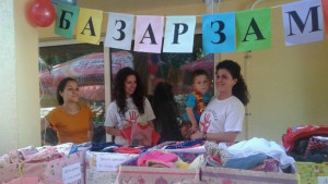 Млади социалисти организираха благотворителен базар за майки и деца