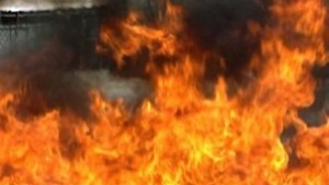 Мълния запали покрив на триетажна къща в Ямбол