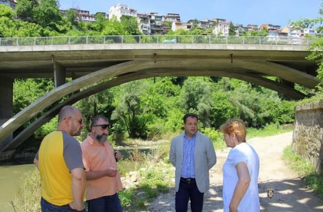 Проектират почистване на близо 2 километра от коритото на Янтра във В. Търново