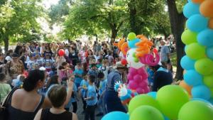 Детски смях игри и танци в центъра на Свищов за