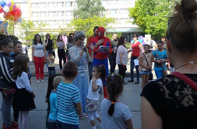 Спайдърмен игра с децата на Враца